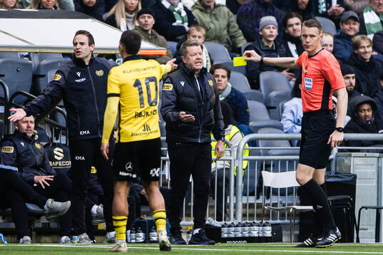 Mjällbys tränare Anders Torstensson tilldelas ett gult