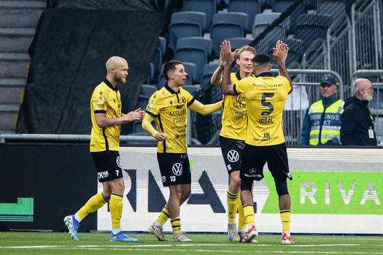 Mjällbys Alexander Johansson jublar