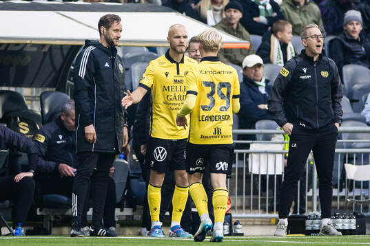Mjällbys Romeo Leandersson och Viktor Gustafson i ett byte