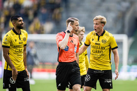 Domare Oscar Johnson och Mjällbys Herman Johansson