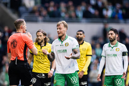 Hammarbys Victor Eriksson och Nahir Besara med domare Oscar