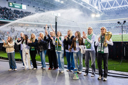 Hammarbys damlag, nyblivna svenska cupmästare, hyllas
