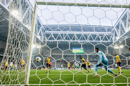 Hammarbys Nahir Besara med en skott i stolpen bakom