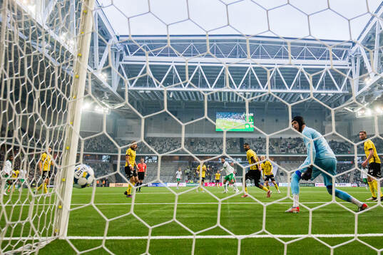 Hammarbys Nahir Besara med en skott i stolpen bakom