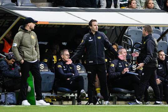 Hammarbys tränare Kim Hellberg och Mjällbys assisterande