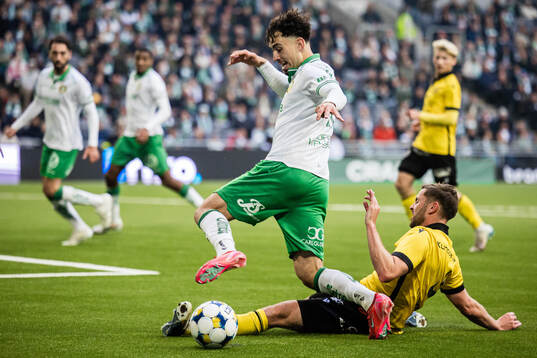 Hammarbys Sebastian Tounekti och Mjällbys Axel Norén