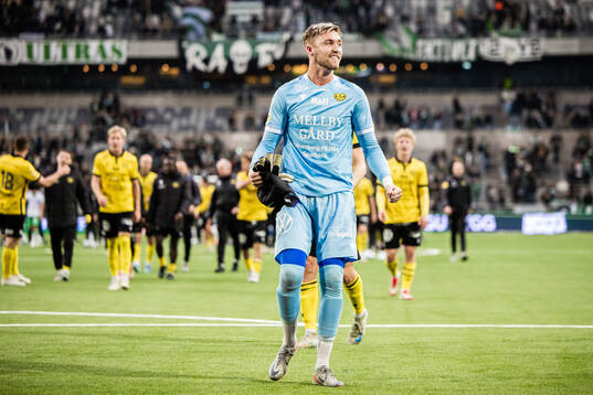 Mjällbys målvakt Noel Törnqvist jublar