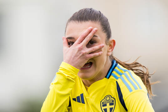 Sveriges Rona Krasniqi jublar