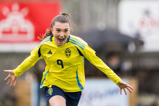 Sveriges Rona Krasniqi jublar