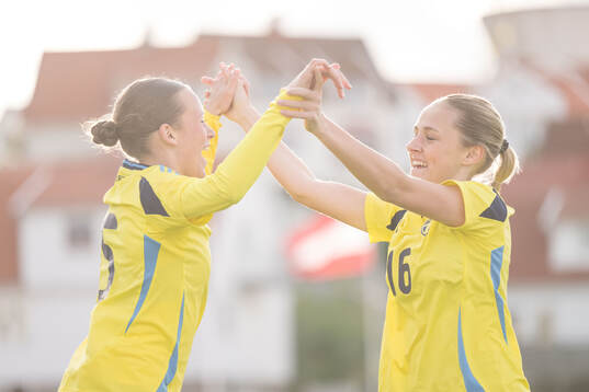 Sveriges Lovisa Breland och Cornelia Ljungberg jublar