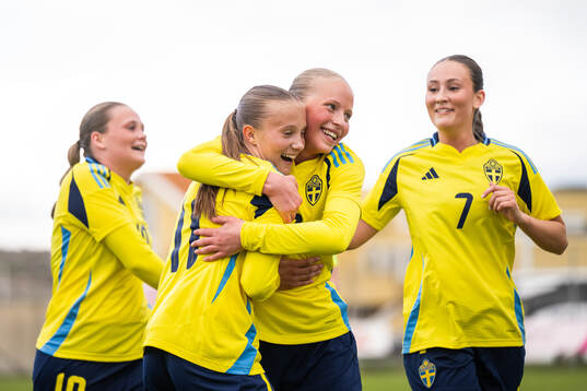 Sveriges Stina Myrén (mitten) jublar med Fanny Peterson