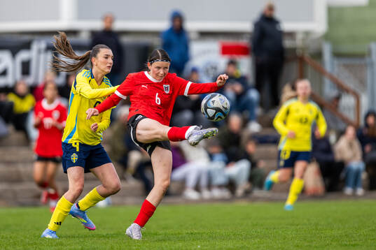 Sveriges Rona Krasniqi och Österrikes Sandra Rausch