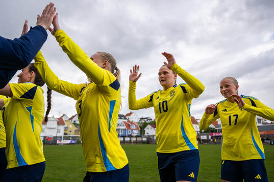 Sveriges Alva Wessberg, Ellie Junetoft och Stina Myrén