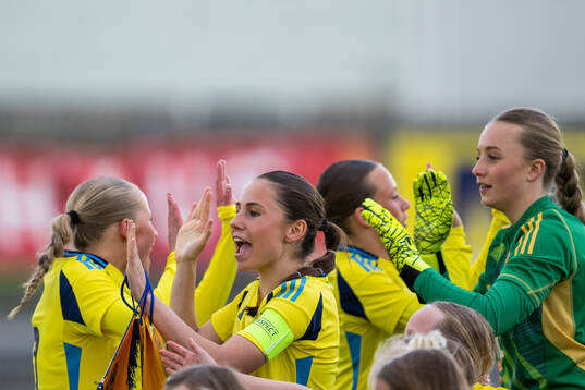 Sveriges Ebba Hertzell och målvakt Alice Olsson