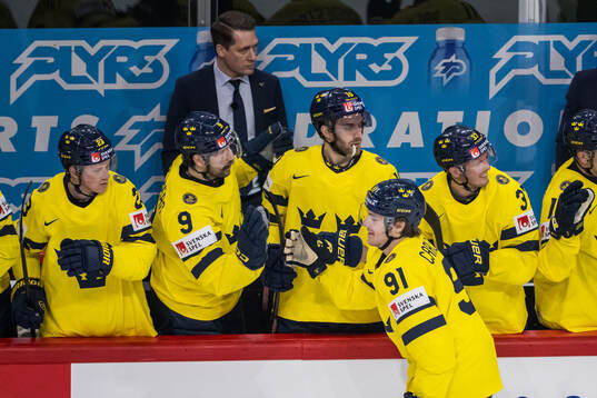 Leo Carlsson of Sweden celebrate