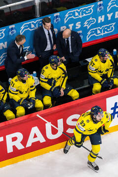 Head coach Sam Hallam and Mika Zibanejad of Sweden