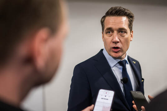 Head coach Sam Hallam of Sweden