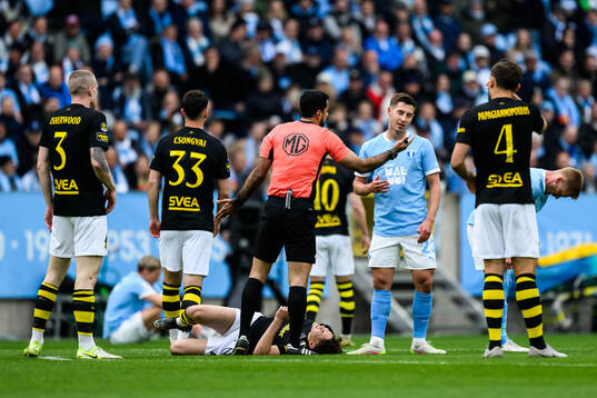 Malmö FFs Lasse Berg Johnsen och Domare Mohammed Al-Hakim