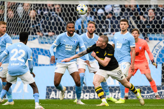AIKs Thomas Poppler Isherwood och Malmö FFs Isaac Kiese