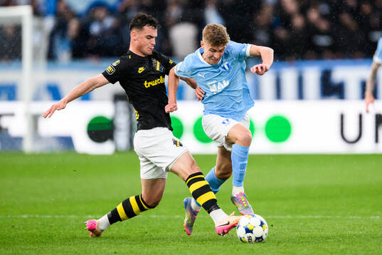 AIKs Áron Csongvai och Malmö FFs Hugo Bolin
