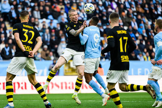 AIKs Thomas Poppler Isherwood och Malmö FFs Isaac Kiese