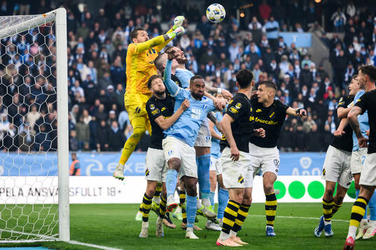 AIKs Kristoffer Nordfeldt och Malmö FFs Isaac Kiese Thelin