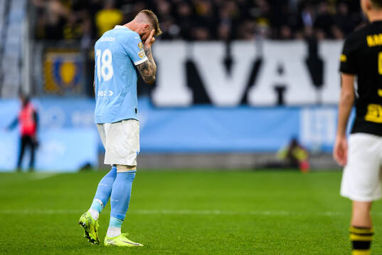 Malmö FFs Pontus Jansson lämnar planen med skada