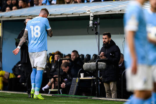 Malmö FFs Pontus Jansson lämnar planen med skada