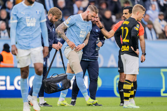 Malmö FFs Pontus Jansson utgår skadad med lindat lår