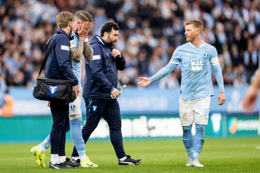 Malmö FFs Pontus Jansson utgår skadad bredvid Anders