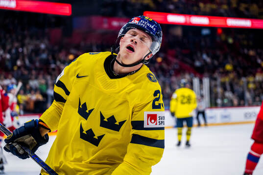 Lucas Raymond of Sweden looks dejected