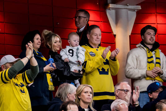 Erin Alvey, wife of Filip Forsberg with their son Felix and
