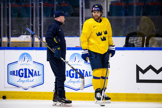 Assistant coach Anders Sörensen and William Nylander of
