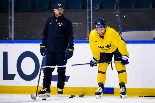 Assistant coach Anders Sörensen and William Nylander of