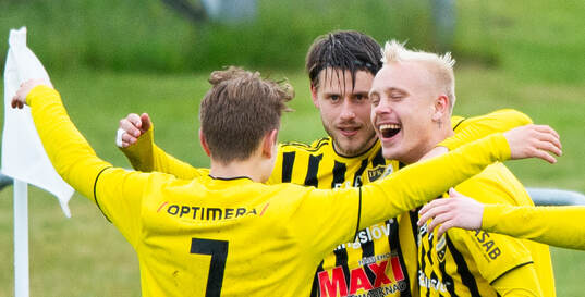 IFK Hässleholms Elliot Pramberg har gjort 1-0 och grattas