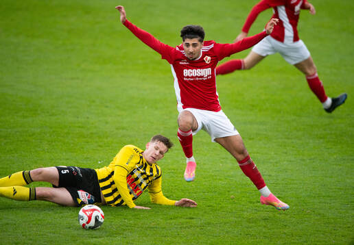 IFK Hässleholms Axel Henriksson har åkt på en tackling i