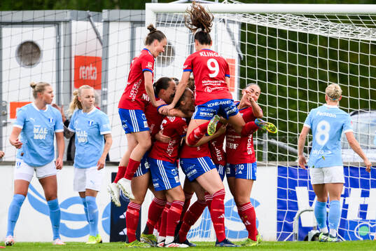 Vittsjös Sanni Ojanen jublar med lagkamrater