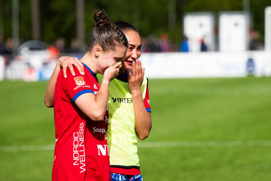 Vittsjös Anna Haddock och Jaida Nyby jublar
