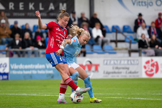 Vittsjös Sofie Rewucha och Malmö FFs Nathalie Hoff Persson