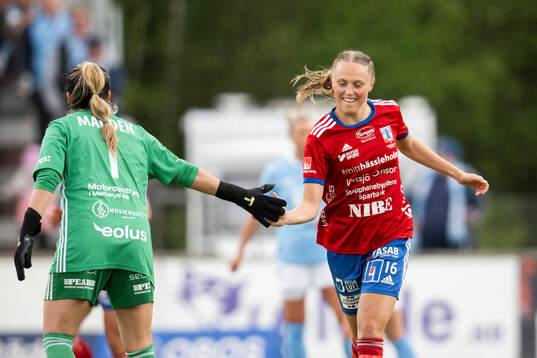 Vittsjös målvakt Savannah Madden och Olivia Wänglund