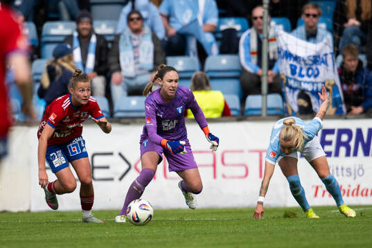 Vittsjös Sofie Rewucha och Malmö FFs målvakt Moa Öhman