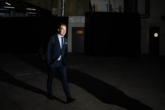 coach Sam Hallam of Sweden arrives to the arena
