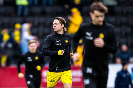 Patrick Berg of Bodø/Glimt warms up
