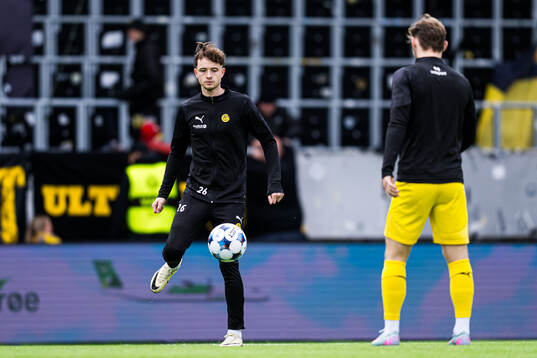 Håkon Evjen of Bodø/Glimt warms up