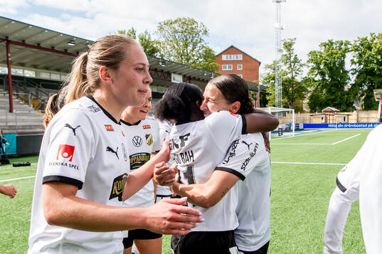 Häckens Monica Jusu Bah jublar med lagkamrater