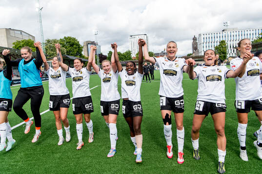 Häckens spelare jublar