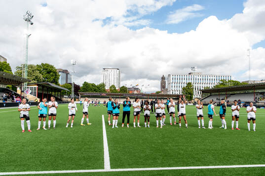 Häckens spelare jublar