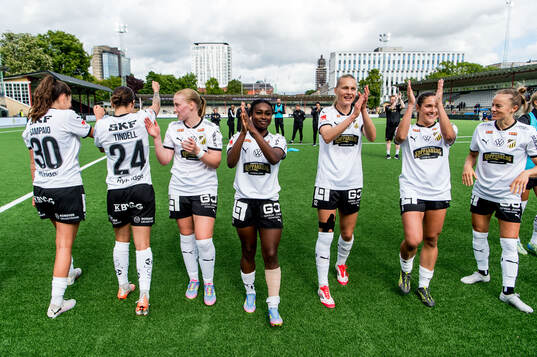 Häckens spelare jublar