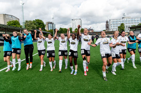 Häckens spelare jublar