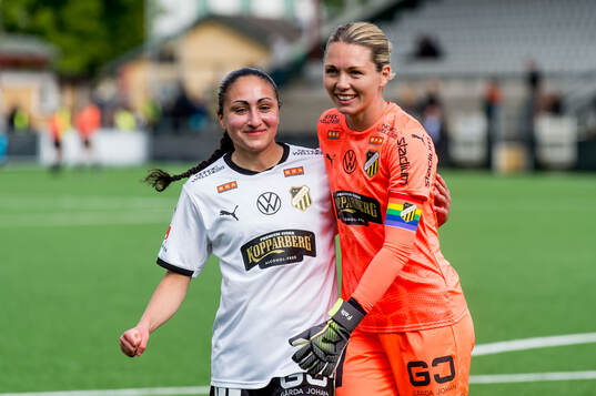 Häckens Nesrin Akgun och målvakt Jennifer Falk jublar